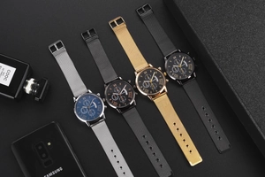 Gros plan détaillé de la montre à quartz avec bracelet en maille et affichage calendrier