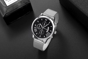 Vue macro d'une montre pour homme avec trois sous-cadrans, bracelet en maille et dateur