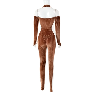Détail de la combinaison en velours marron montrant le dos nu et la texture du tissu