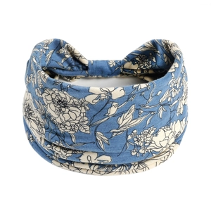 Détail du bandeau de yoga à fleurs bleues avec nœud torsadé et tissu respirant