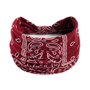 Détail du bandeau paisley bordeaux avec design élastique plissé et texture en coton