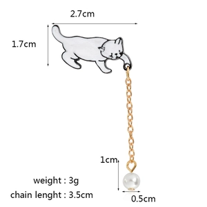 Detail der Zeichentrick-Katzenbrosche mit Goldkette und weißer Perle inklusive Maßen