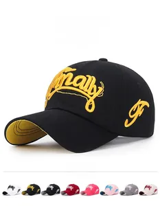 Dettaglio di cappellini da baseball multicolore con ricamo 3D e visiera curva
