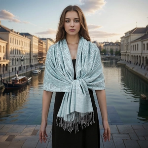 Sciarpa vintage jacquard con motivo paisley e frange indossata da una modella