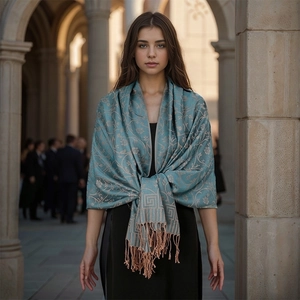 Dettaglio dello scialle jacquard vintage verde acqua con eleganti frange sul bordo