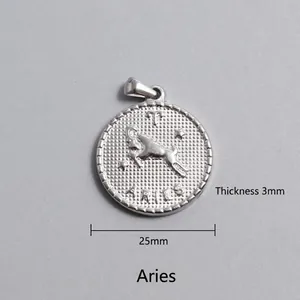 Détail du pendentif Bélier en acier de 25 mm montrant une épaisseur de 3 mm et reliefs
