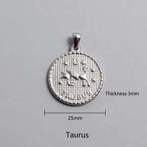 Détail macro du pendentif zodiaque Taureau avec diamètre de 25mm et épaisseur de 3mm