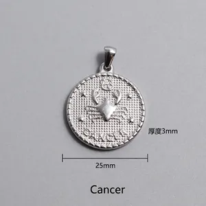 Vue détaillée du pendentif Cancer en argent de 25 mm avec gravure du crabe et texte