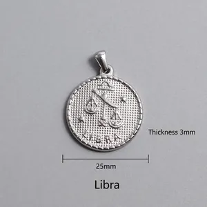 Détail d'un pendentif Balance de 25mm avec épaisseur de 3mm en métal argenté