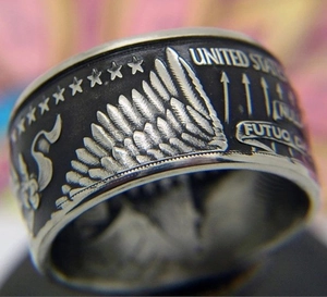 Makroaufnahme von Punk-Ring mit Adlerflügeln und United States Gravur aus Legierung