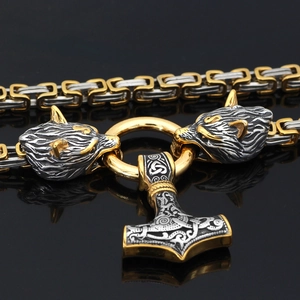 Détail du pendentif marteau de Thor viking avec têtes de loup sur une chaîne en métal