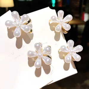 Lot de 4 barrettes à fleurs en perles blanches avec bords en alliage doré pour filles