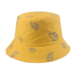 Dettaglio ravvicinato di un cappello a secchiello giallo con motivi di farfalle grigie