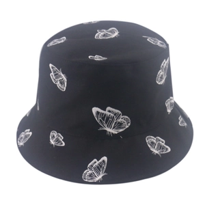Cappello a secchiello nero reversibile con stampa a farfalla bianca per la protezione solare