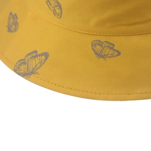 Dettaglio cappello pescatore giallo in cotone con stampa farfalla e trama in twill