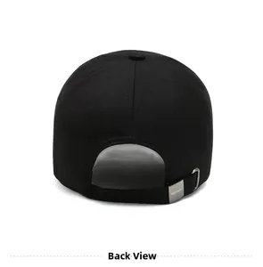Vue arrière de la casquette de baseball noire avec boucle de réglage en métal argenté