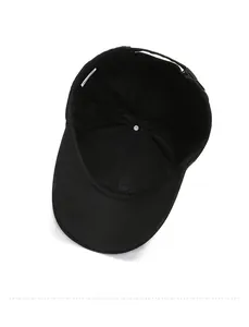 Détail de la structure interne de la casquette de baseball noire avec doublure et boucle