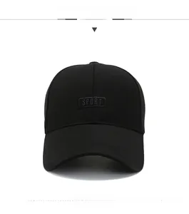 Détail de la casquette de baseball noire en coton avec écusson SPORT brodé sur le devant