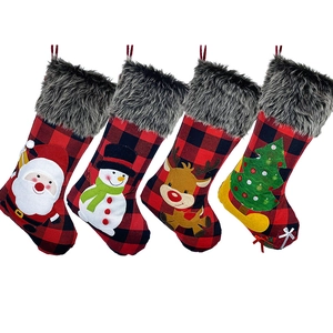 4er-Set Weihnachtssocken im rot-schwarzen Karomuster mit Weihnachtsmann- und Elchmotiven