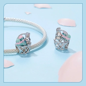 Vue macro du charm panier lapin de Pâques en argent S925 avec détails en émail rose