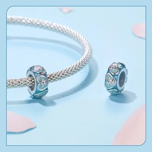 Macro d'une breloque lapin en argent avec émail bleu et motifs ajourés sophistiqués