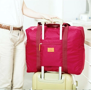 Borsa da viaggio pieghevole bordeaux impermeabile fissata alla maniglia della valigia