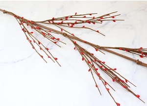 Détail de branches de baies rouges décoratives avec tiges brunes pour décoration de Noël