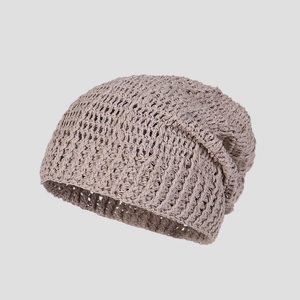 Dettaglio del basco in maglia crochet kaki con trama a rete traspirante cava