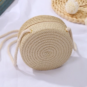 Dettaglio della trama intrecciata della borsa a tracolla in paglia con tracolla in cotone