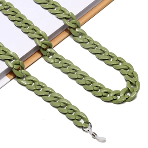 Dettaglio della catena in acrilico verde salvia per occhiali con anelli in silicone antiscivolo