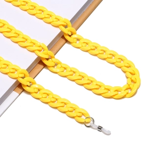Dettaglio catena per occhiali in acrilico giallo acceso con asole in silicone