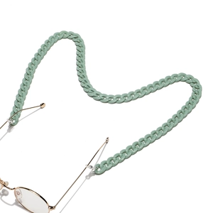 Dettaglio catena per occhiali in acrilico verde chiaro con connettori antiscivolo