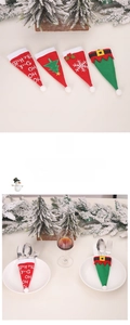 Détail de quatre porte-couverts de Noël assortis avec des broderies festives créatives
