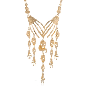 Detail der goldenen Punk-Totenkopfkette mit mehreren Skelett-Anhängern aus Legierung