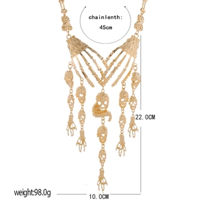 Detailsicht der Punk-Skeletthand-Kette mit 45 cm Kette und 22 cm goldenem Herz-Anhänger