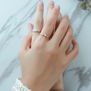 Detailansicht von Hirschgeweih-Ringen mit Zirkonia-Einlagen auf einer Marmorfläche
