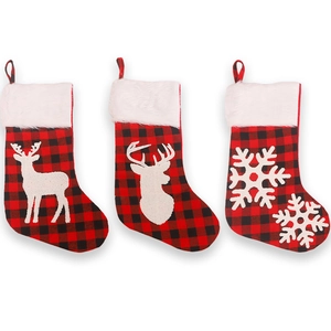 Trois chaussettes de Noël à carreaux rouges et noirs avec peluche et motifs de renne