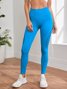 Detailansicht der hellblauen High-Waist-Yogahose mit atmungsaktivem Mesh-Einsatz seitlich