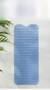 Dettaglio tappetino da bagno antiscivolo azzurro con ventose su parete in piastrelle