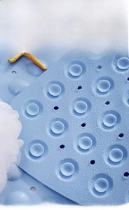 Dettaglio tappetino da bagno in PVC antiscivolo con ventose e drenaggio idrofobico