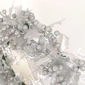 Couronne de baies de Noël argentées avec poudre scintillante et feuilles de satin