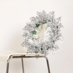 Couronne de Noël argentée avec baies pailletées et feuilles brillantes pour déco intérieure