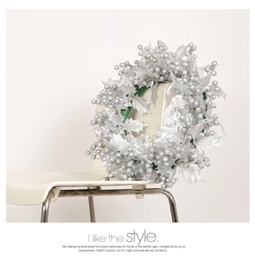 Détail des baies et feuilles argentées scintillantes sur une couronne de Noël de 40 cm