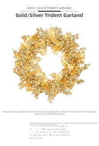 Détail d'une couronne de Noël dorée de 40cm avec feuilles scintillantes et baies festives