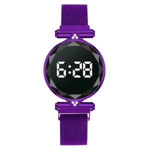 Reloj digital LED violeta para mujer con detalles de pedrería y correa milanesa magnética