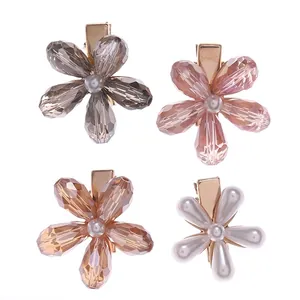 Set di quattro eleganti mollette per capelli a fiori con resina e perle centrali