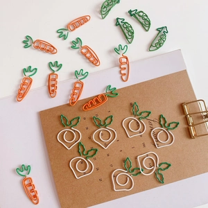 Trombones mignons en forme de fruits et légumes comme carotte pois et radis pour papeterie
