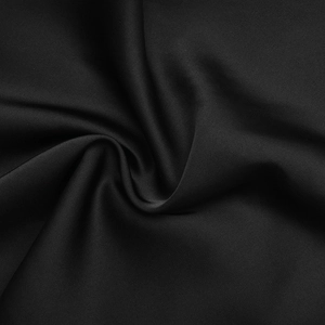 Gros plan sur la texture du tissu en satin noir avec finition lisse et drapé élégant