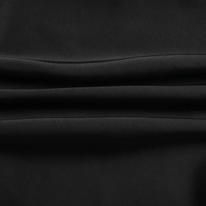 Gros plan sur la texture du tissu polyester noir avec plis élastiques et reflets