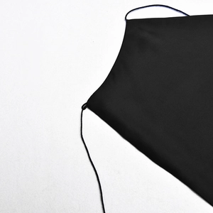 Gros plan d'un débardeur noir à fines bretelles avec texture de tissu mat élégant